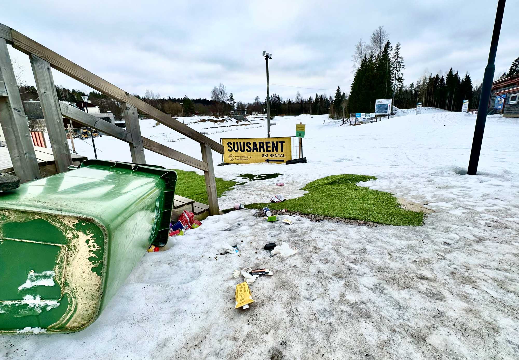 Eile öösel püsis Haanjas õhutemperatuur nulli ja ühe miinuskraadi vahel. Tuul kuivatas õhku ja lumele tekkis paras koorik, mis omakorda raskendas tööd lumelabidatega. Tuule tugevusest räägib ka ümber puhutud prügikast. FOTO: Kalev Annom
